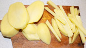 Salát z čínskeho zelí se sojovou zálivkou a bramborovou slámou