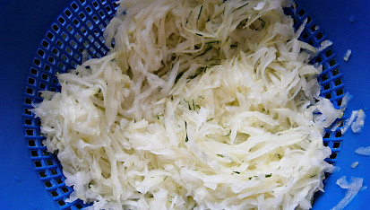 Slaný koláč z hřibů, cukety a sýra, Nastrouhanou cuketu osolíme a necháme vypotit