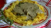 Špagetová dýně s játrovou omáčkou