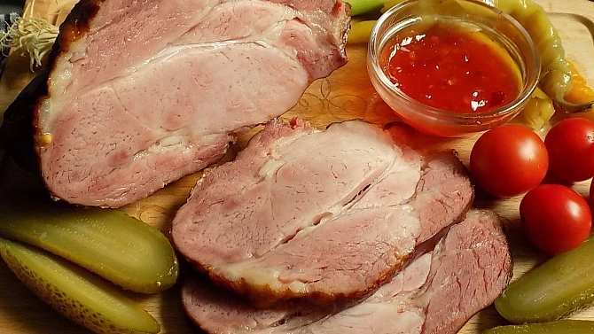 Uzená krkovice pečená na hořčici a česneku