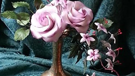 Cukrová dekorace - vazba růží z cukru na dort