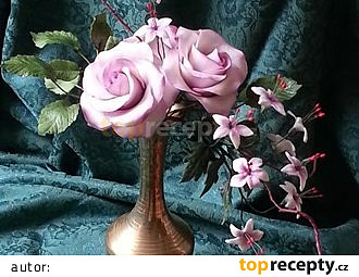 Cukrová dekorace - vazba růží z cukru na dort