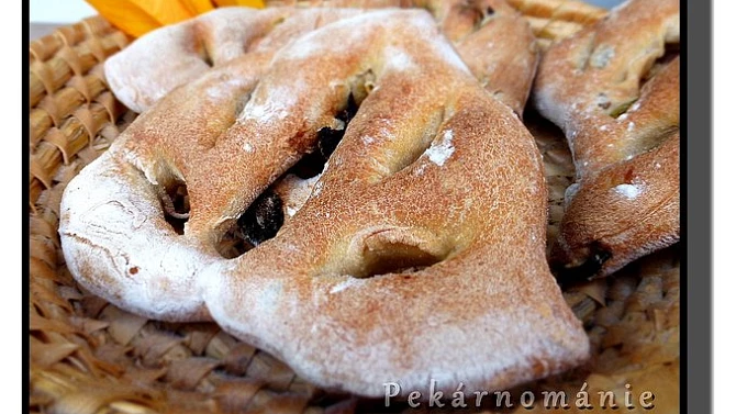 Fougasse s olivami a sušenými rajčaty