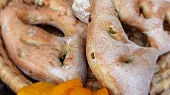 Fougasse s olivami a sušenými rajčaty