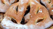 Fougasse s olivami a sušenými rajčaty
