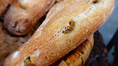 Fougasse s olivami a sušenými rajčaty