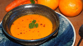 Hřejivá batátovo-mrkvová polévka se zázvorem a pomerančem