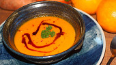 Hřejivá batátovo-mrkvová polévka se zázvorem a pomerančem, Můžeme ozdobit dýňovým olejem