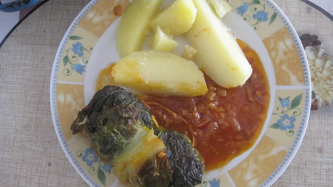 Kapustové závitky s mletým masem na špeku