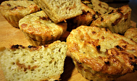 Kynuté bramborákové muffiny se sýrem