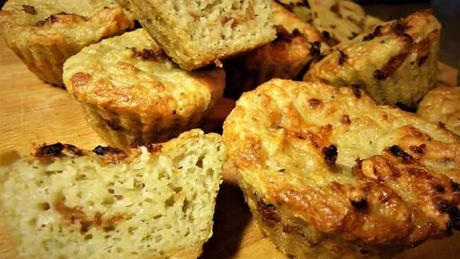 Kynuté bramborákové muffiny se sýrem