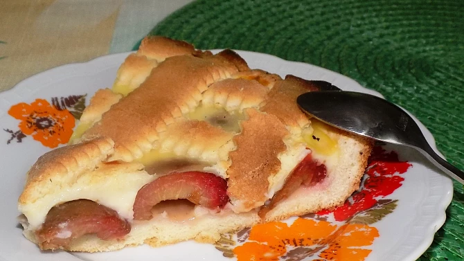 Mřížkový švestkový koláč