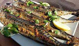 Pečené makrely v bylinkové marinádě  s česnekem a olivovým olejem