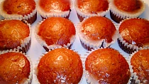 Perníkové muffiny s kandovaným ovocem a citronovou polevou