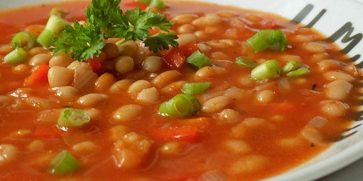 Pikantní rajčatová polévka s fazolemi