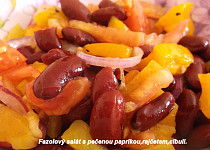 Studený fazolový salát s pečenou paprikou a rajčaty