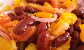 Studený fazolový salát s pečenou paprikou a rajčaty