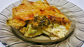 Zapečené brambory s brokolicí, slaninou, rajčetem, sýrem camembert a to vše zalité smetanou