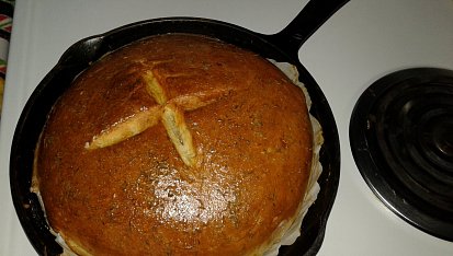 Domácí kmínový chleba, Kminak, peceny na stare zelezne panvici.