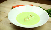 Hrášková polévka (krém) s krutony
