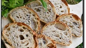 Italský kořen s černými olivami