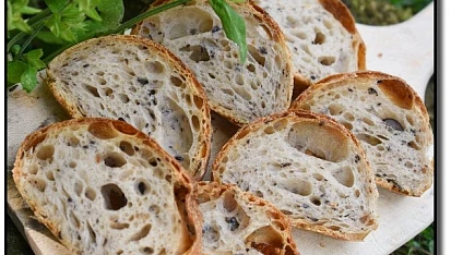 Italský kořen s černými olivami
