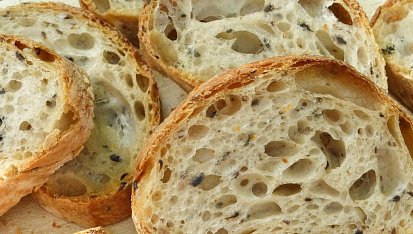 Italský kořen s černými olivami