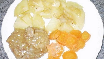 Krkovička na česneku s dušenou mrkví