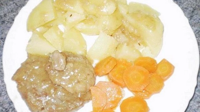Krkovička na česneku s dušenou mrkví