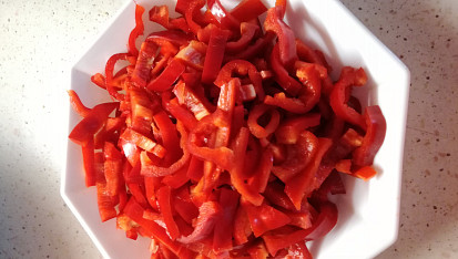 Kuřecí na kari s paprikou a sušenými rajčátky, Paprika