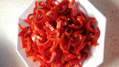 Kuřecí na kari s paprikou a sušenými rajčátky, Paprika