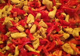 Kuřecí na kari s paprikou a sušenými rajčátky (Přidáme papriku )