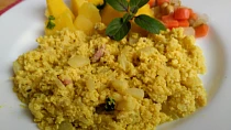 Květákový mozeček s kousky uzeného masa a mozzarellou
