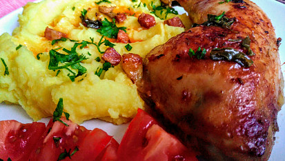 Pečená krůtí křídla a kuřecí stehna v marinádě s chorizo klobáskou