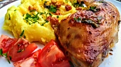 Pečená krůtí křídla a kuřecí stehna v marinádě s chorizo klobáskou