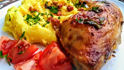 Pečená krůtí křídla a kuřecí stehna v marinádě s chorizo klobáskou