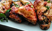 Pečená krůtí křídla a kuřecí stehna v marinádě s chorizo klobáskou