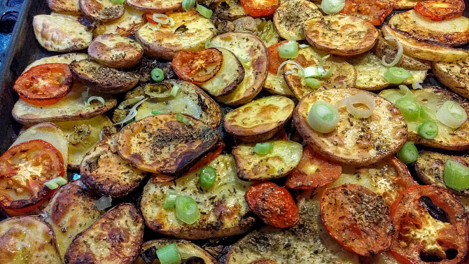 Pečené brambory s majoránkou, rajčaty, česnekem a tymiánem