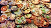 Pečené brambory s majoránkou, rajčaty, česnekem a tymiánem