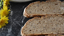 Tmavý chléb se záparou z dýňového semínka