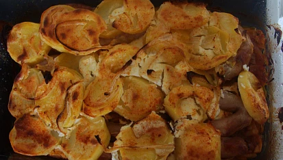 Vinná klobása na zelí s bramborem