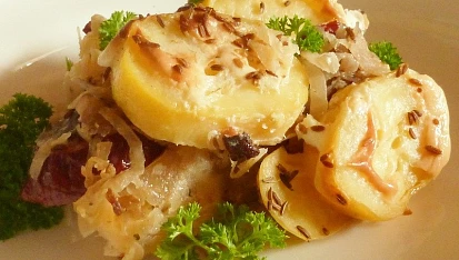 Zapečené zelí s bramborem a uzeným