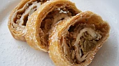 Závin s jablečno-tvarůžkovou náplní