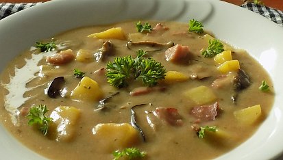 Chlebová polévka s uzeným masem a houbami