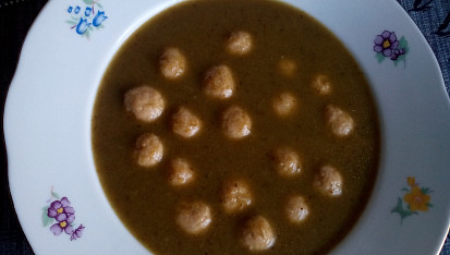 Kapustová polévka s drožďovými knedlíčky