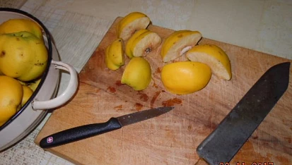 Kdoulový sýr ze slupek, Krájení kdoulí na čtvrtky