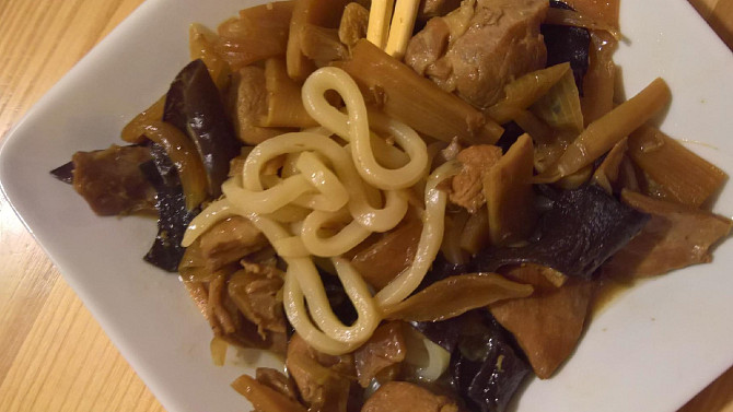 Králík s nudlemi udon