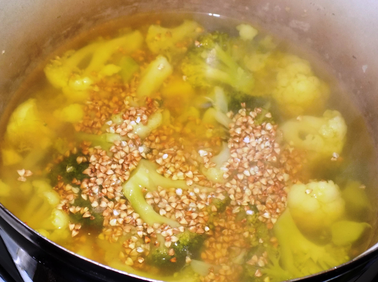 Květákovo-brokolicová polévka s pohankou