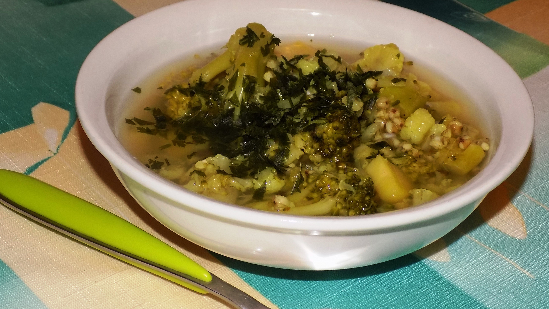 Květákovo-brokolicová polévka s pohankou