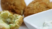 Smažené sýrové kuličky s papričkami jalapenos
